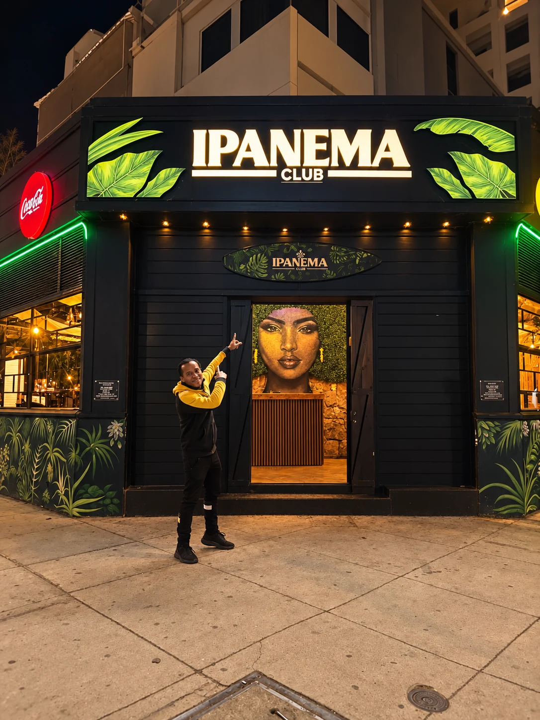 Entrada de Ipanema Club con letrero iluminado