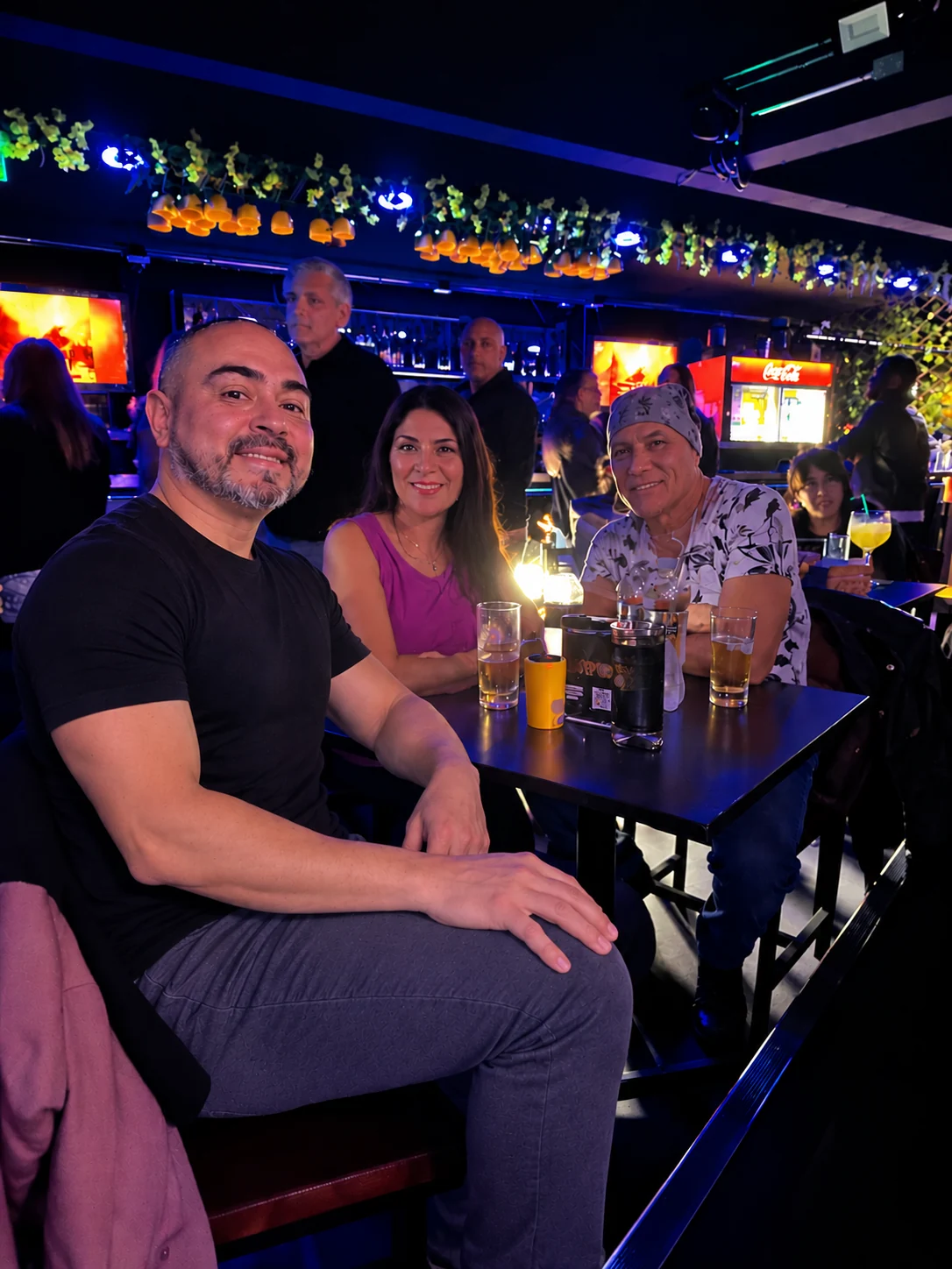 Amigos disfrutando la noche en Ipanema