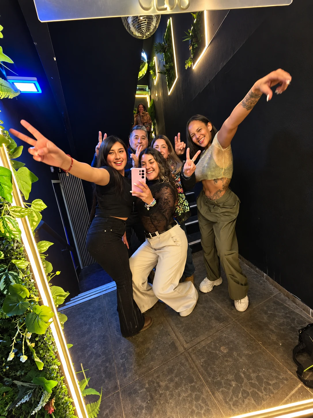 Amigas celebrando en Ipanema Club