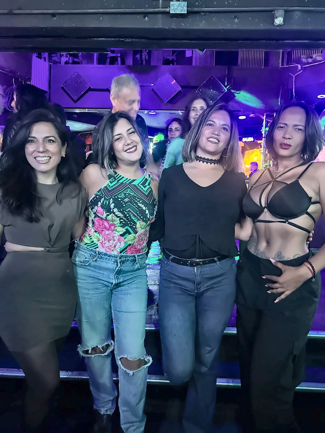 Grupo de amigas disfrutando de la música en Ipanema
